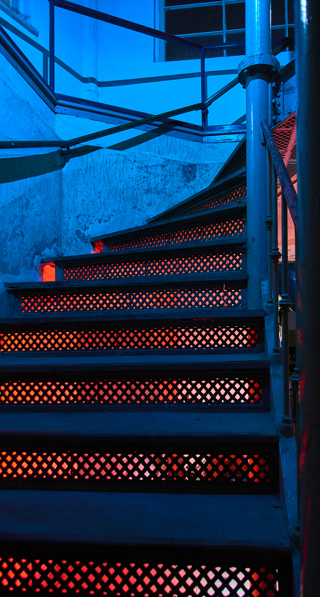 Treppe mit zwei Blitzen, 1x rot und 1x blau